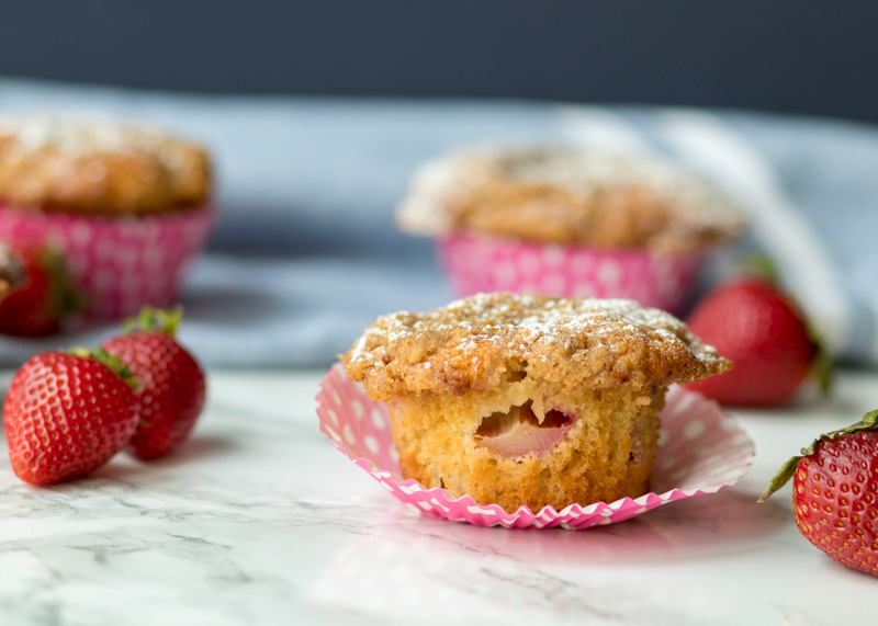 Strawberry Rhubarb Crumble Muffins